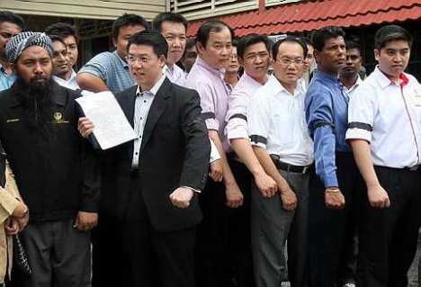 Bekas Exco Perak, Nga Kor Ming (dua dari kiri) bersama ahli Pakatan Rakyat memfailkan laporan terhadap Menteri Besar Perak, Datuk Dr. Zambry Abdul Kadir kerana didakwa menyalahgunakan kuasa di pejabat Suruhanjaya Pencegahan Rasuah Malaysia (SPRM). Foto The Star