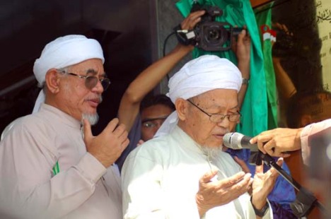 TIADA SENGKETA..antara Menteri Besar Kelantan, Datuk Nik Aziz Nik Mat dan Presiden PAS, Datuk Seri Abdul Hadi Awang.